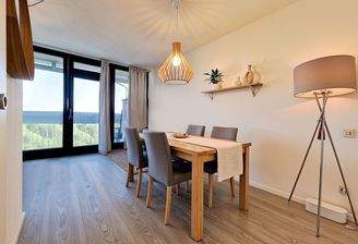 Lichtdurchflutet (KI-möbliert)