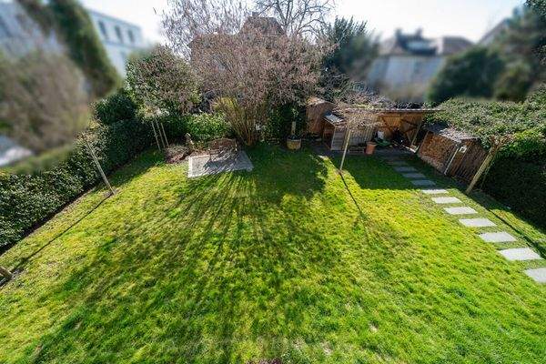 Blick in den liebevoll bepflanzten Garten