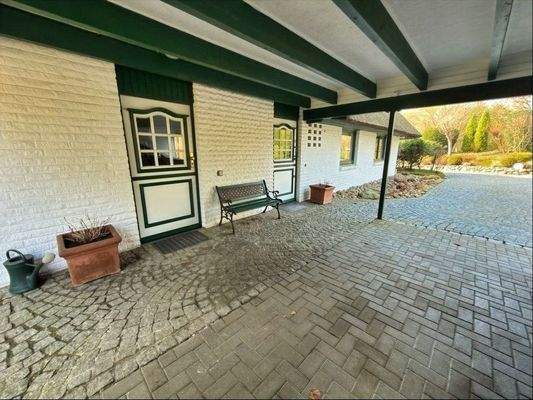 Eingangsbereiche des separaten Mehrfamilienhauses