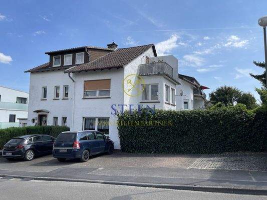 Hauseingang mit Stellplätzen und Balkon