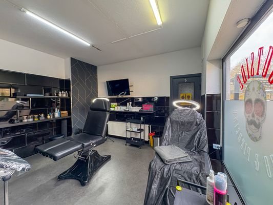Tattoo-Laden im EG / Zimmer 2
