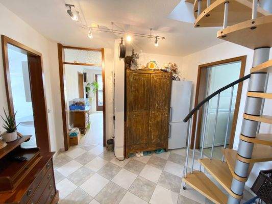 Flur mit Wendeltreppe zur zweiten Etage