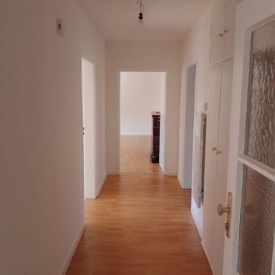 Flur Blick vom Eingang Richtung Wohnzimmer 