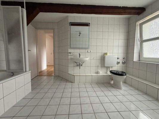 Badezimmer einer Wohnung im DG