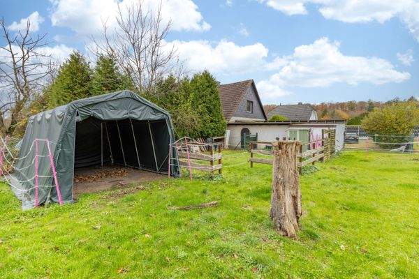 Grundstücksansicht mit Tagesstall