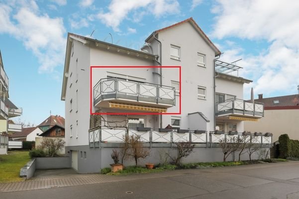 Straßenansicht mit Tiefgaragenzufahrt