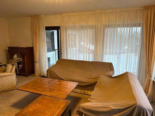 Wohnzimmer mit Blick auf Balkon