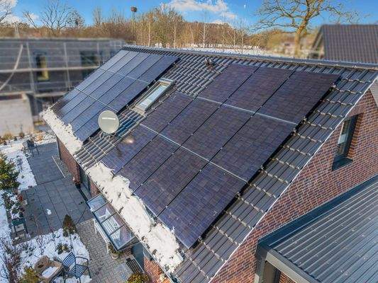 PV-Anlage auf dem Dach des modernen Einfamilienhauses