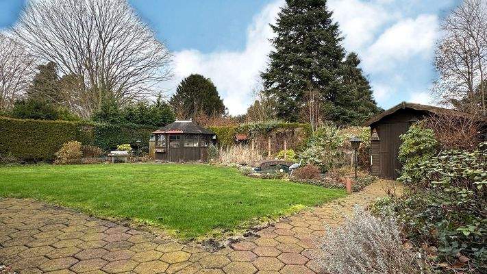 Garten mit zwei Gartenhäuschen