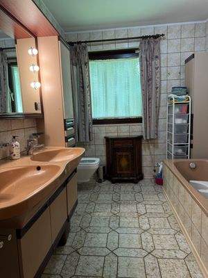 Bad mit Wanne und Dusche  -  EG