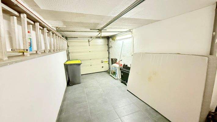 33-Garage mit E-Sektionaltor.jpeg