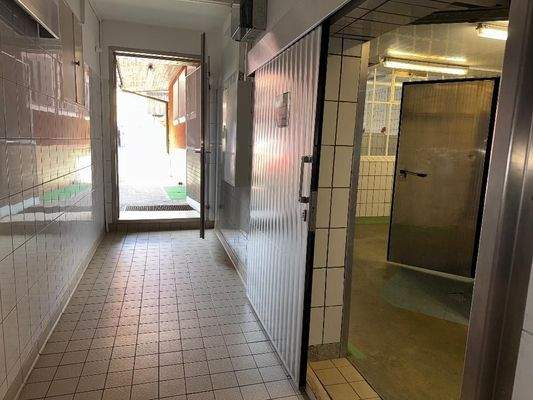 Flur zwischen den Lagerflächen