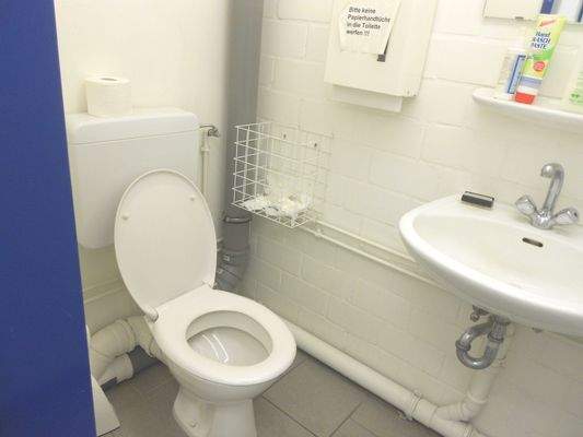 WC Damen u. Waschtisch