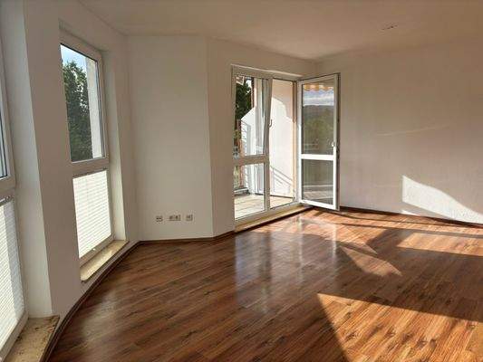 großes, helles Wohn-Ess-Zimmer mit Balkonzugang