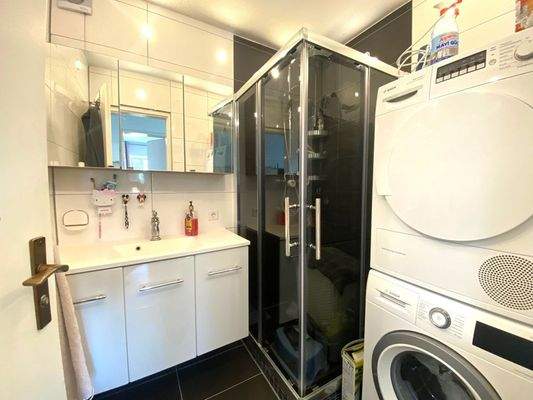 Badezimmer mit Waschmaschinenanschluss