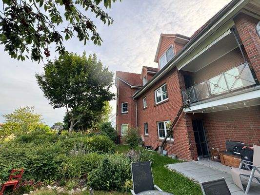 Hausansicht + Grünfläche von Mietern.jpeg