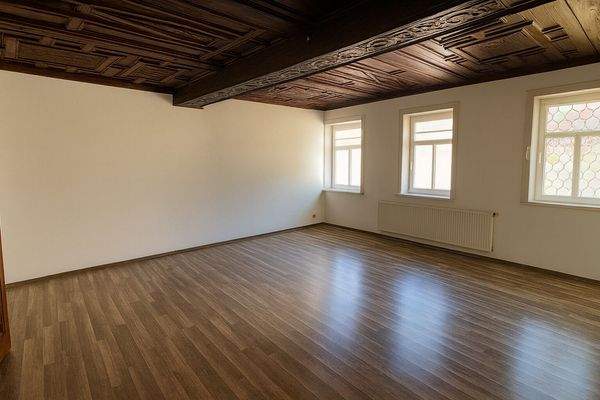 Großzügiges Wohnzimmer mit kunstvoller Holzdecke