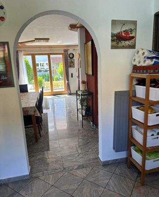 Küche mit Essen und Wohnen