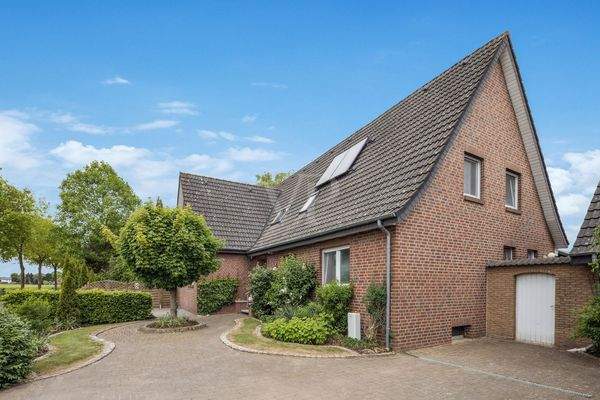 Hofeinfahrt mit Blick auf die Immobilie