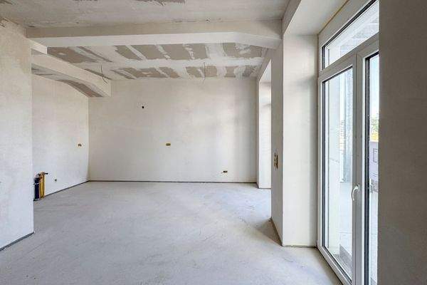 Heller Wohnraum mit Balkon