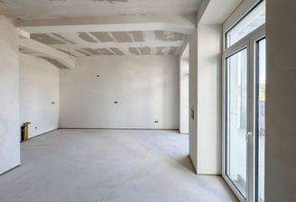 Heller Wohnraum mit Balkon