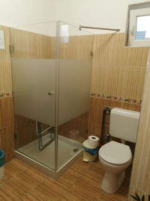 SzemÚlyzeti WC zuhanyzˇ.jpg