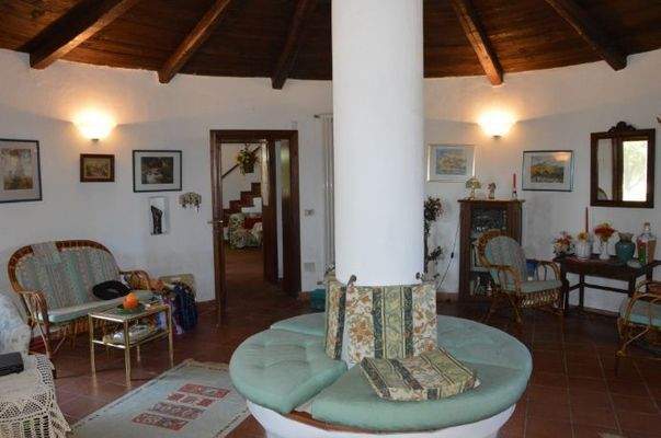 Wohnzimmer mit Mittelsäule