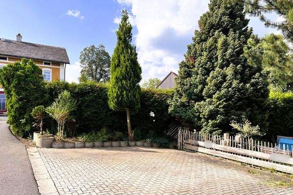 5 x Stellplatz, 1 x Carport, 1 x Garage (ausbaufähig!)