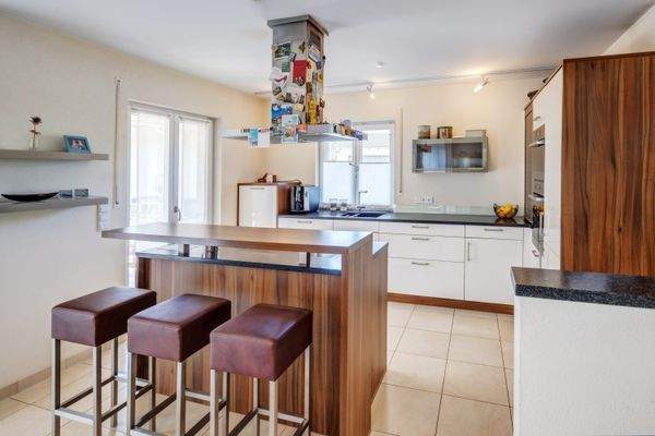 moderner Küchenblock mit Tresen und Barhockern