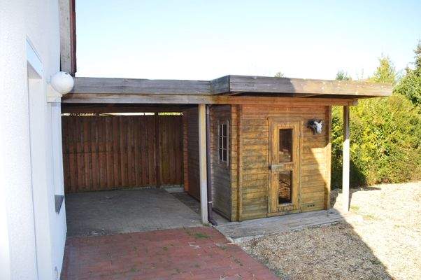 Sauna hinter dem Carport