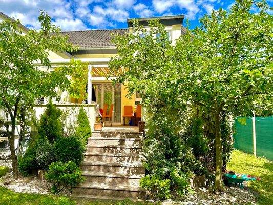 Blick vom Garten auf die Terrasse