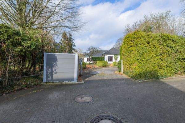 Einfahrt zum Anwesen 