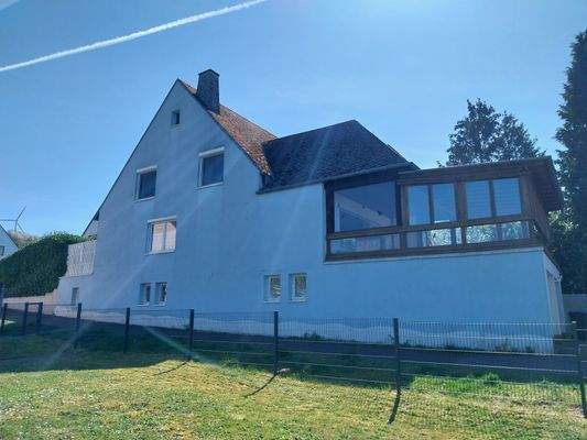 Seitliche Hausansicht mit Wintergarten