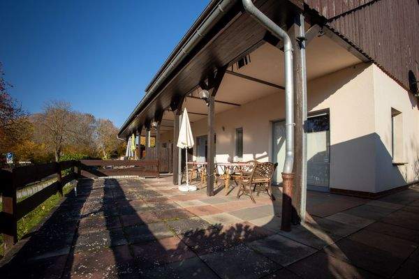 Terrassen zu den Wohnungen im EG