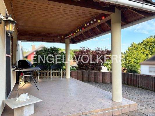 Großzügige Terrasse mit Pflanzsteineinfassung