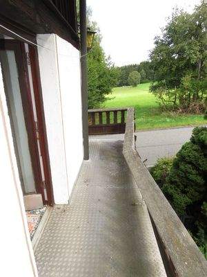Blick vom Balkon auf die Wiese 