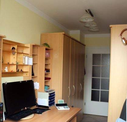 Effizientes Homeoffice mit intelligenter Raumaufteilung und integriertem Stauraum