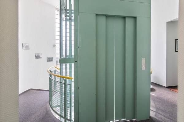 11. Personenfahrstuhl bis vor die Wohnungstür.jpg