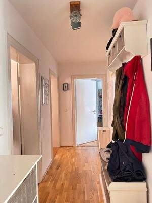 Zentraler Flur mit viel Stellfläche