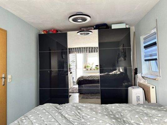 Schlafzimmer im DG (mit Zugang zur Dachterrasse)