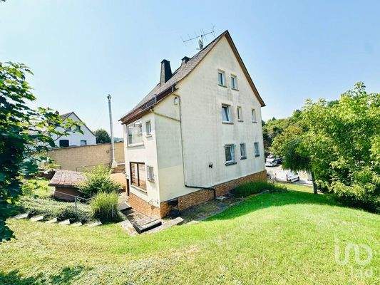 Rückansicht mit Grundstück – großzügige Gartenfläche mit verschiedenen Nutzungsmöglichkeiten