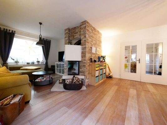 Ess- und Wohnbereich mit weiterem Kaminzimmer