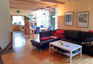 geräumiges Wohnzimmer mit Echtholzparkett