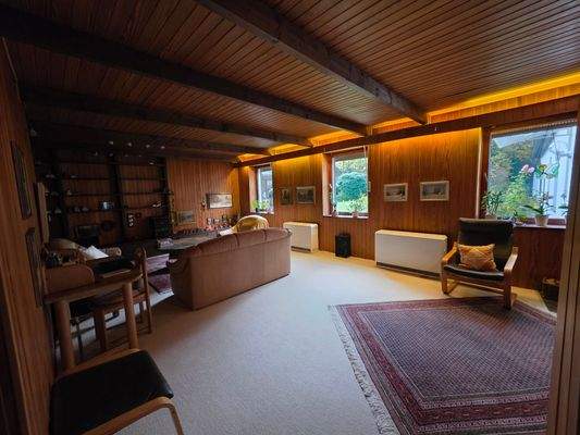 Wohnzimmer mit Aussicht zum Garten