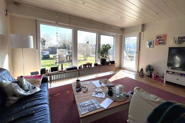 Wohnzimmer hell und freundlich