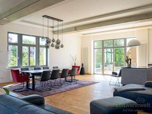 Blick in das riesige Wohnzimmer