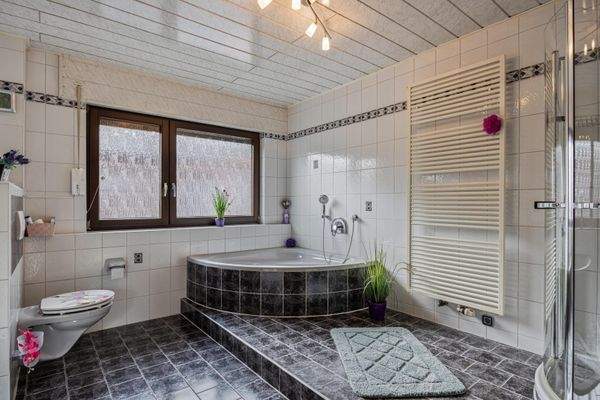 Bad mit Eckwanne und Dusche