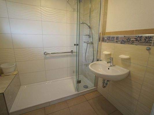 Umfangreich modernisiertes Badezimmer mit schwellenfreier Dusche