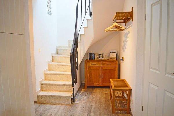 Heller Flur mit Garderobe