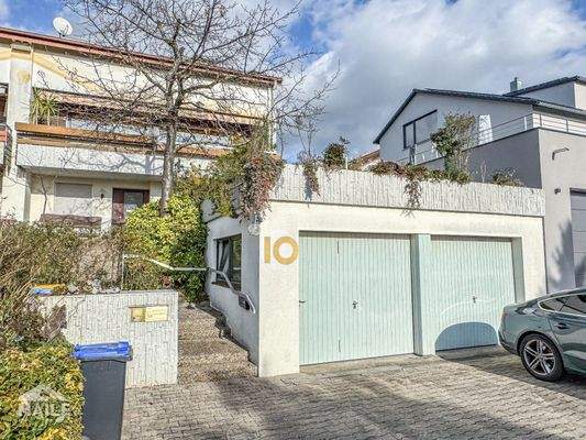 Eingang zum Haus + Doppelgarage